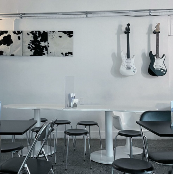 Cafe dengan tema retro futuristik, menggabungkan elemen retro dan futuristik